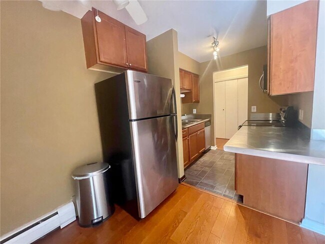 Building Photo - 633 Robert St