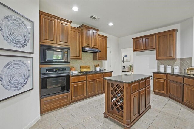 Building Photo - Red Oaks Subdivision / 5 bedrooms, 4 bathr...