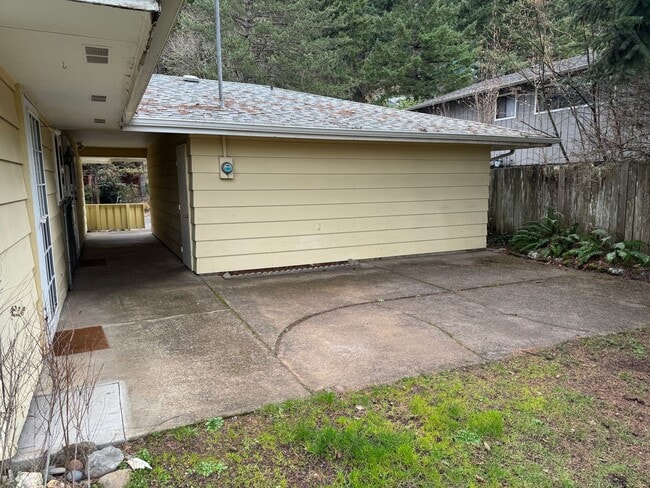 Building Photo - Updated 2 bedroom 1 bathroom house in Eugene!