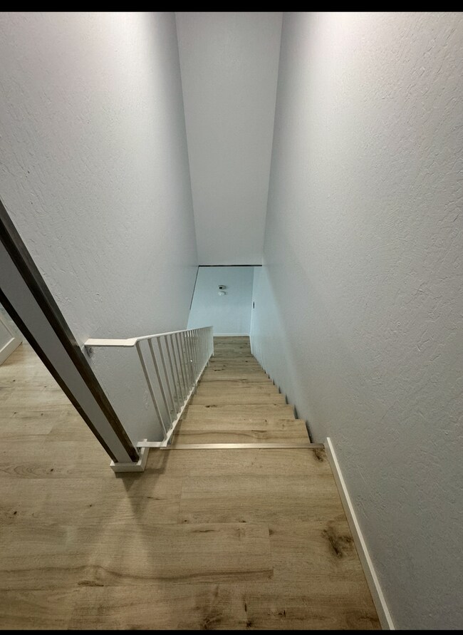 Building Photo - Updated and Spacious Condo near Shopping a...