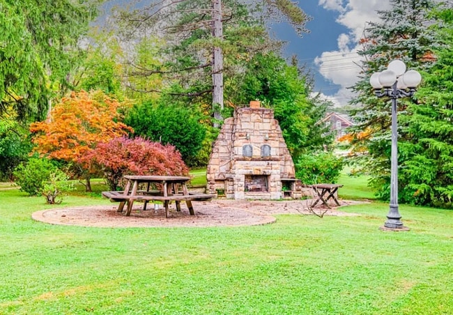 Building Photo - 9475 Mayfield Rd