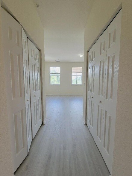 Building Photo - 221 Greenwich Cir