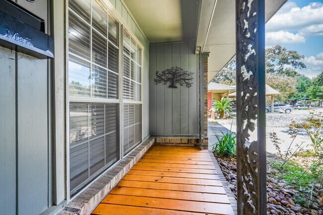 Building Photo - 4915 Hialeah Dr