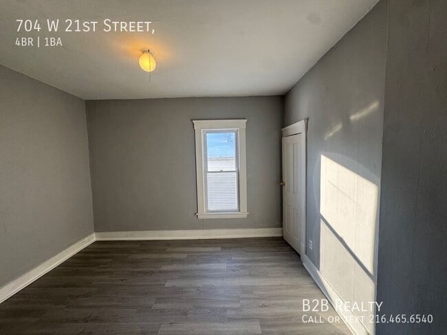 Building Photo - 704 W 21st St