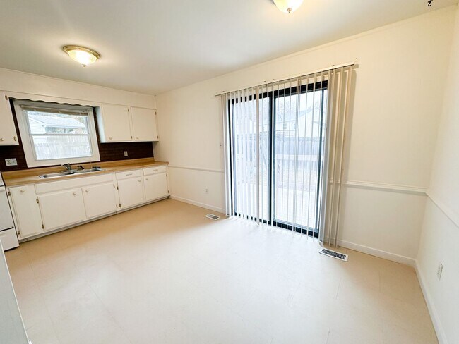 Building Photo - Move-In Ready on Large Corner Lot!