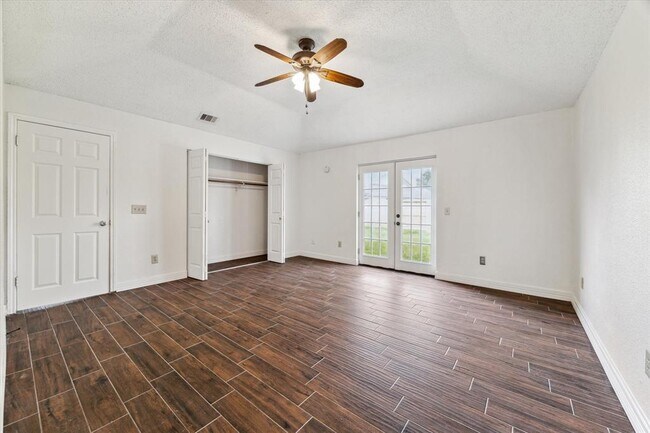 Building Photo - 3915 Flintrock Ln