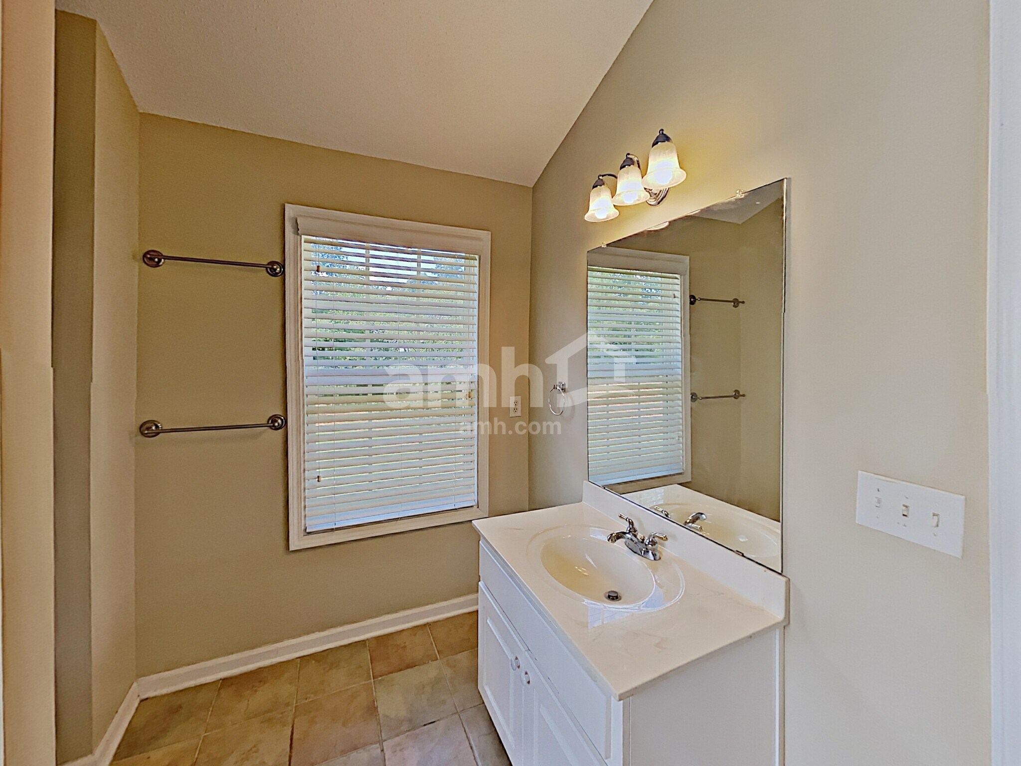 Building Photo - 429 The Gables Dr