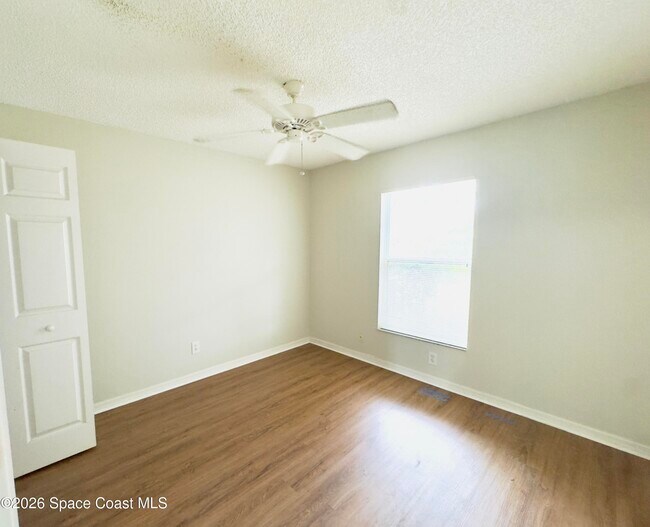 Building Photo - 858 Villa Dr