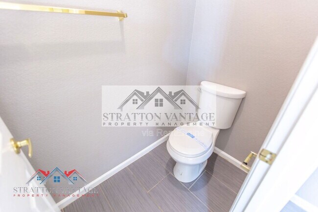 Building Photo - 1015 E Brentrup Dr