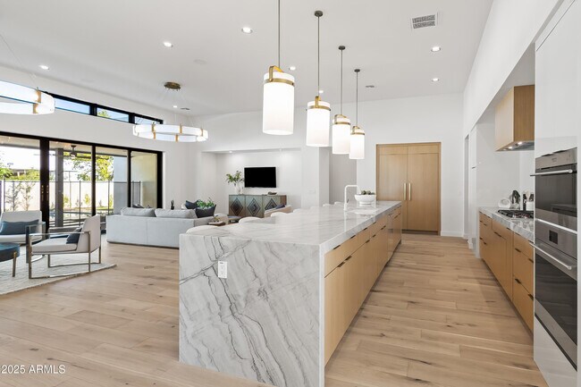 Building Photo - 1538 W Wagon Wheel Dr