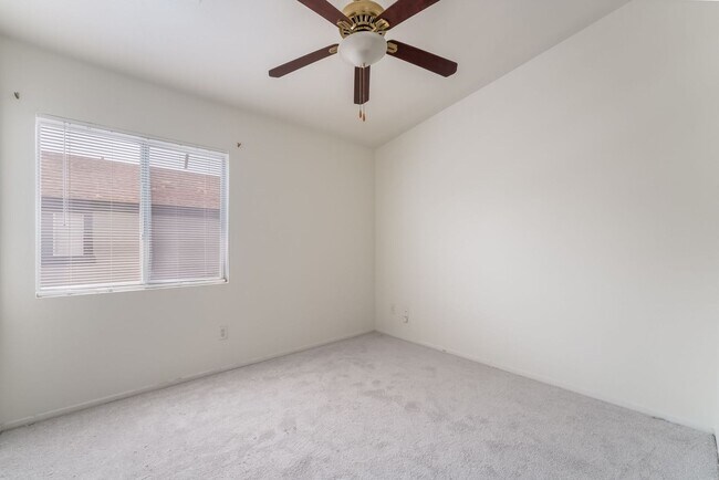 Building Photo - Spacious Henderson Townhome with Modern Up...