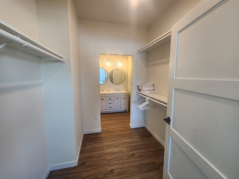 Building Photo - 812 7th St SW