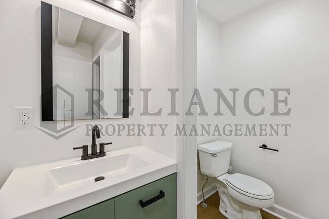 Building Photo - 2046 N Burns Ave