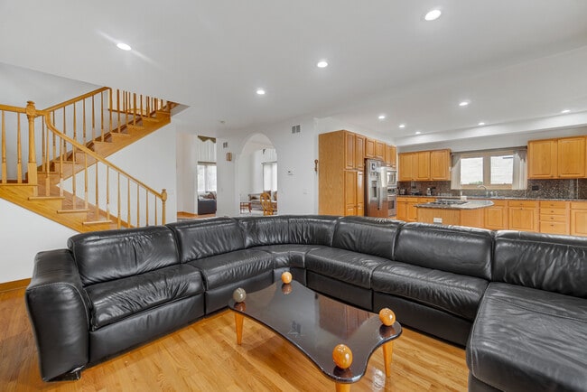 Building Photo - 9131 Delphia St