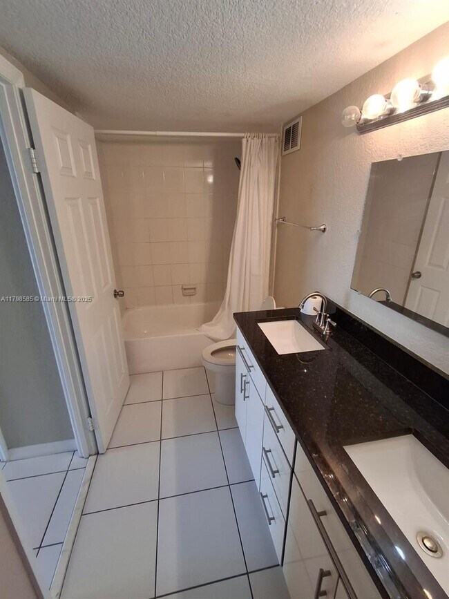 Building Photo - 1351 NE Miami Gardens Dr