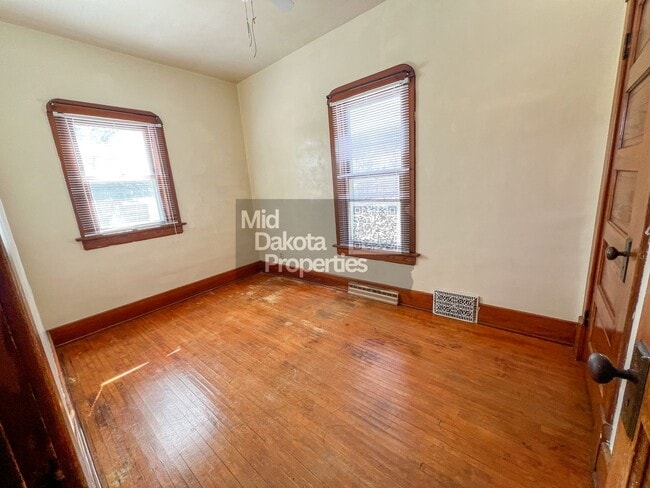 Building Photo - 933 E 5th-3 Bedroom House