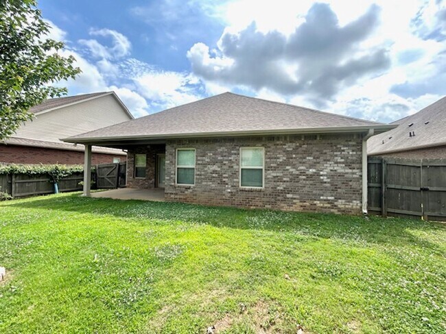 Building Photo - Spacious 4 bedroom, 3 bathroom single fami...