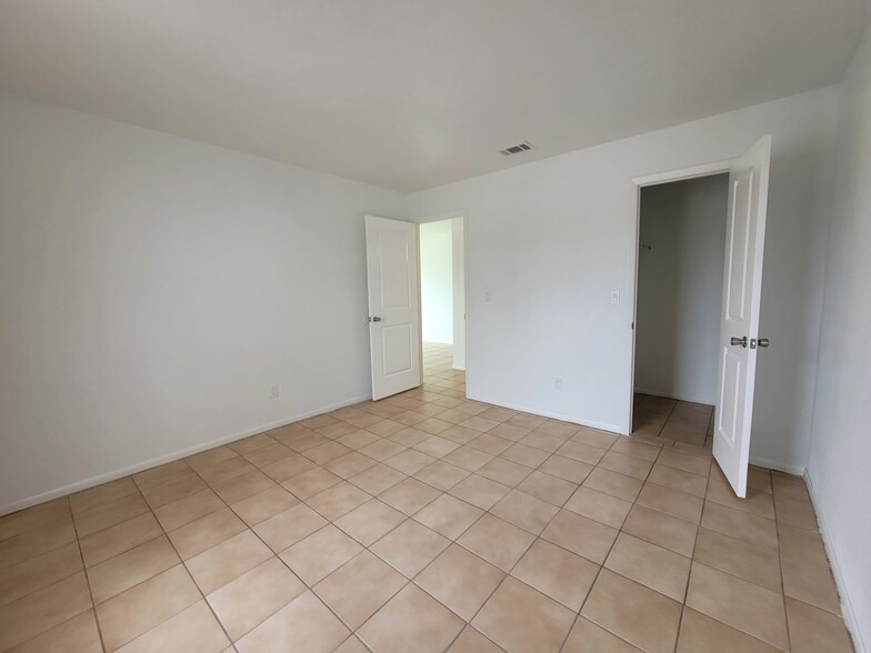 Building Photo - 11049 Pendleton Ave