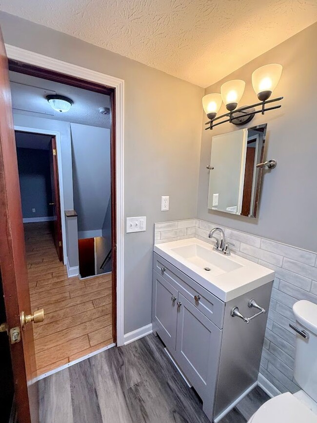 Building Photo - Two bedroom one bathroom duplex for rent