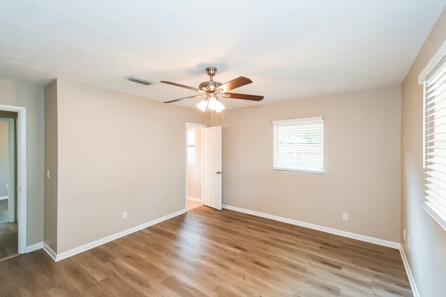 Building Photo - 5942 Jaguar Dr W