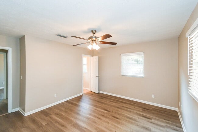 Building Photo - 5942 Jaguar Dr W
