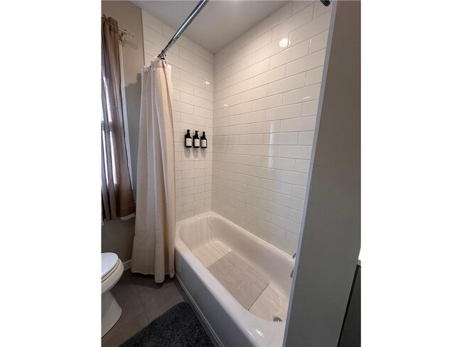 Building Photo - 629 E 67th St