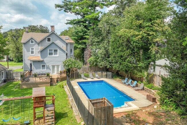 Building Photo - 139 W 4th Ave