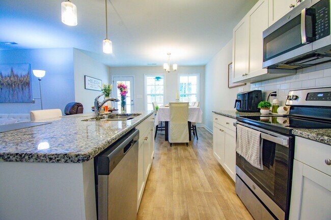 Building Photo - Coming Soon! 3 Bedroom 2 Bath with Bonus!