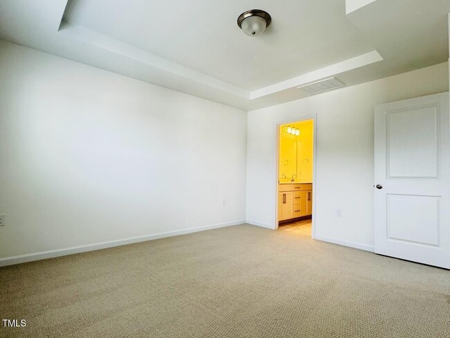 Building Photo - 4 Bedroom End Unit Townhome for Rent