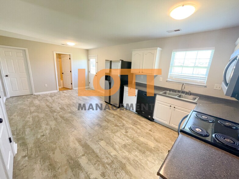 Building Photo - 204 Jarrett Ln