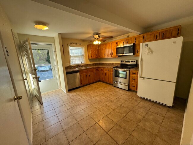 Building Photo - 617 Millville Ave