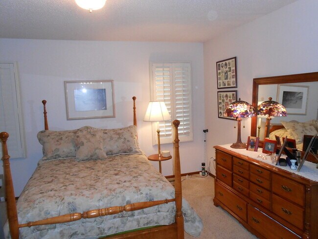 Building Photo - Charming 2 Bed/2 Bath Condo Near the Sculpture Park