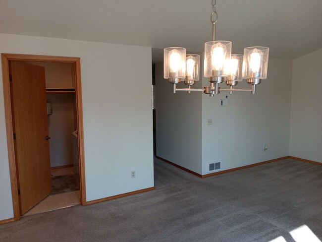 Building Photo - Charming Single-Level Home in Bend’s Mountain View Area