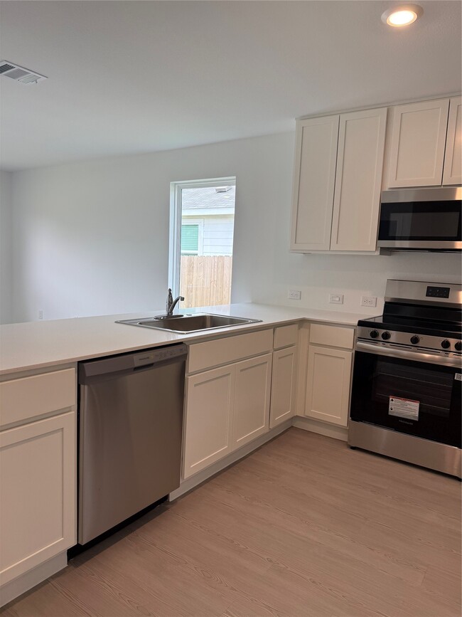 Building Photo - 335 Parkin Ct