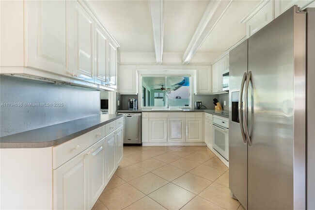Building Photo - 3080 NE 43rd St