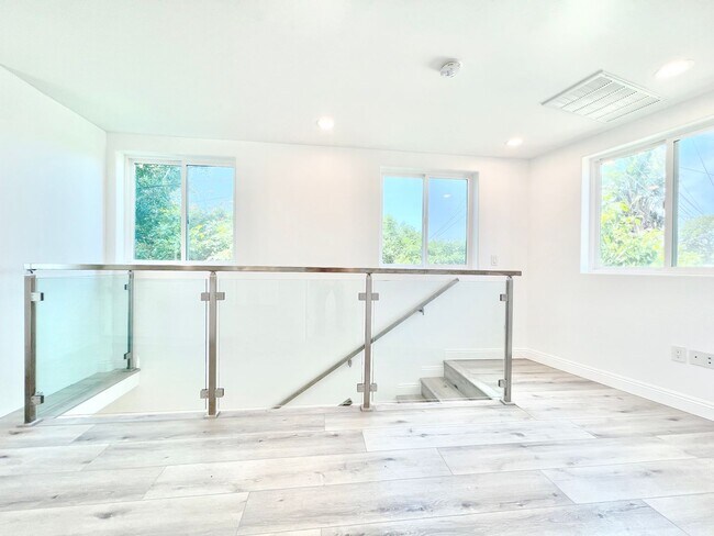 Building Photo - 2041 Linnington Ave
