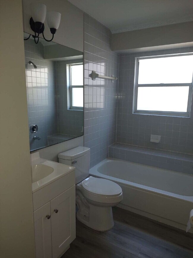 Building Photo - "Spacious 1732 Sq Ft 3-Bed, 2 Baths, in Tarpon Springs!"