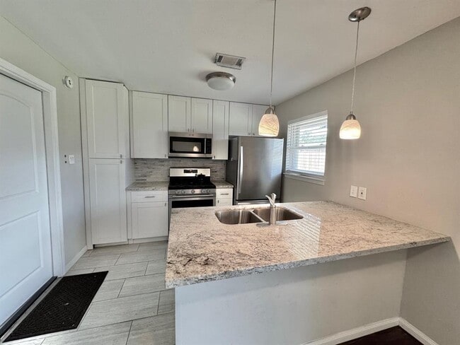Building Photo - 5518 Viking Dr