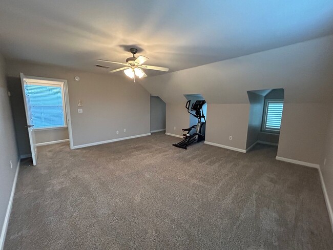 Building Photo - Large 3 bd 2.5 bath with all new paint! Fe...