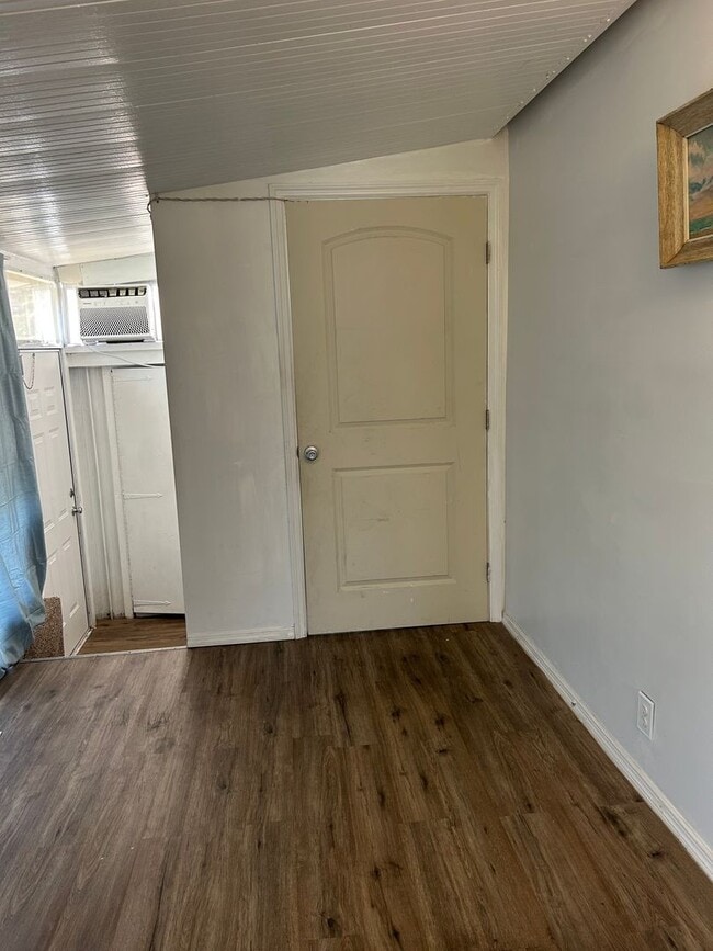 Building Photo - Mobile Home in Sarasota Lakes and Rv
