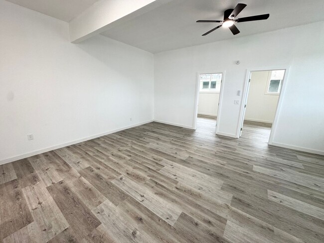 Building Photo - 2/1 with parking near Downtown! Move in re...