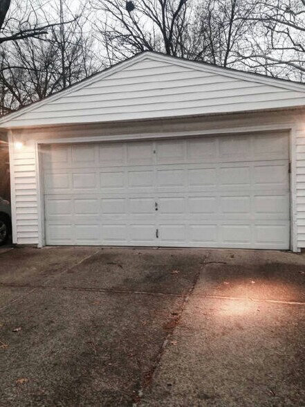 Building Photo - 2403 Brookview Blvd