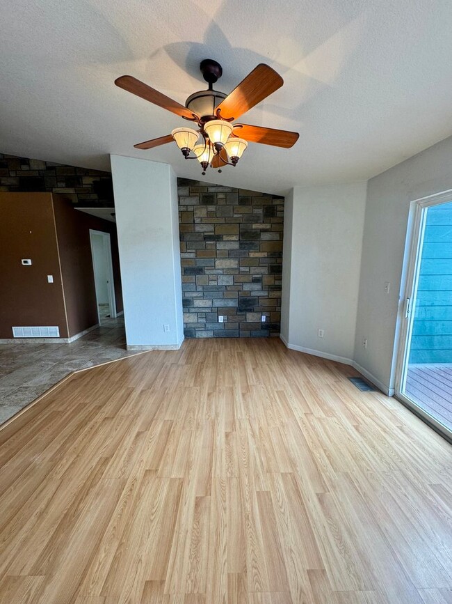 Building Photo - Modern 2 Bedroom, 2 Bathroom Condo