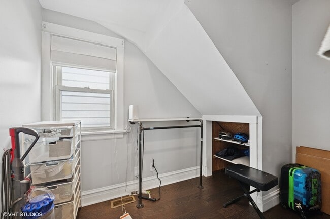 Building Photo - 4132 N Claremont Ave