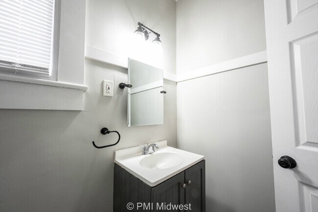 Building Photo - Charming 2 Bed, 1 Bath Rental in Indianapolis!