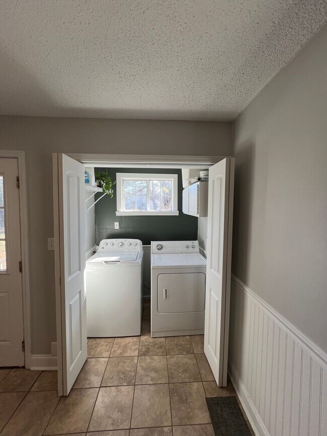 Building Photo - Knoxville 37920 - 2 bedroom, 1 bath home - Contact Adam Joachim (352) 220-7700