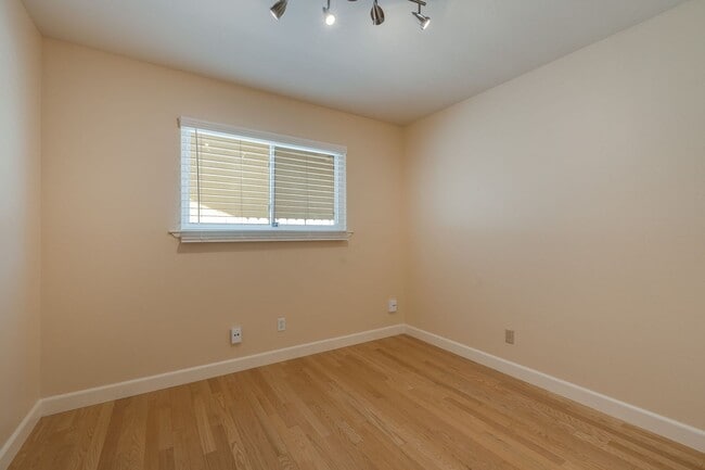 Building Photo - Charming 3 Bedroom Single-Story with Firep...