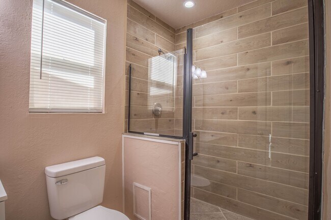 Building Photo - 2630 Fairway Dr