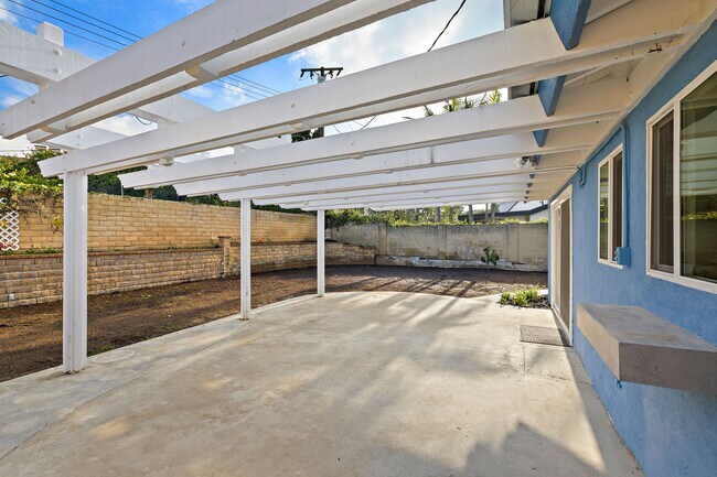 Building Photo - 20152 Redlands Dr