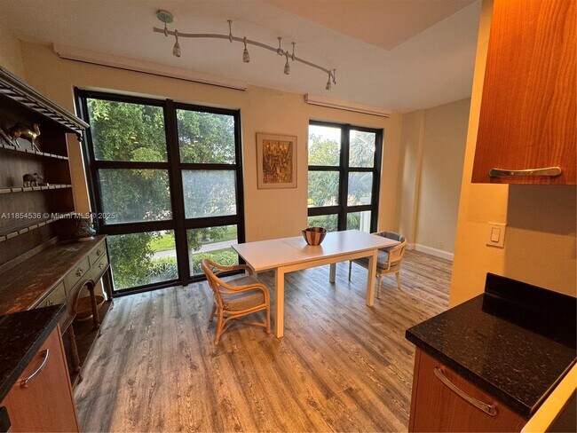 Building Photo - 1121 Crandon Blvd